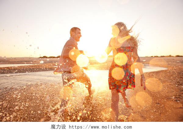 情侣夕阳下在沙滩奔跑幸福婚姻情侣幸福情侣
